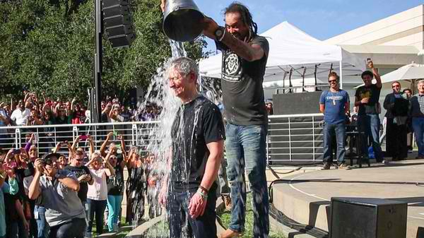 病毒式營(yíng)銷(xiāo)成就冰桶挑戰(zhàn)，1億捐款述說(shuō)營(yíng)銷(xiāo)的成功